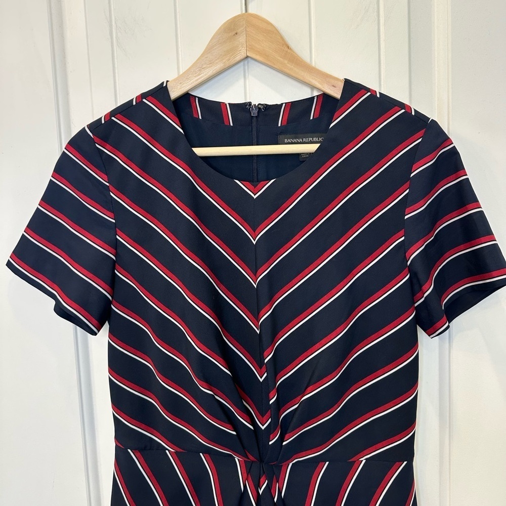 Banana Republic Navy Red White Chevron Striped Pleated Dress Size 4 EUC - Picture 7 of 8